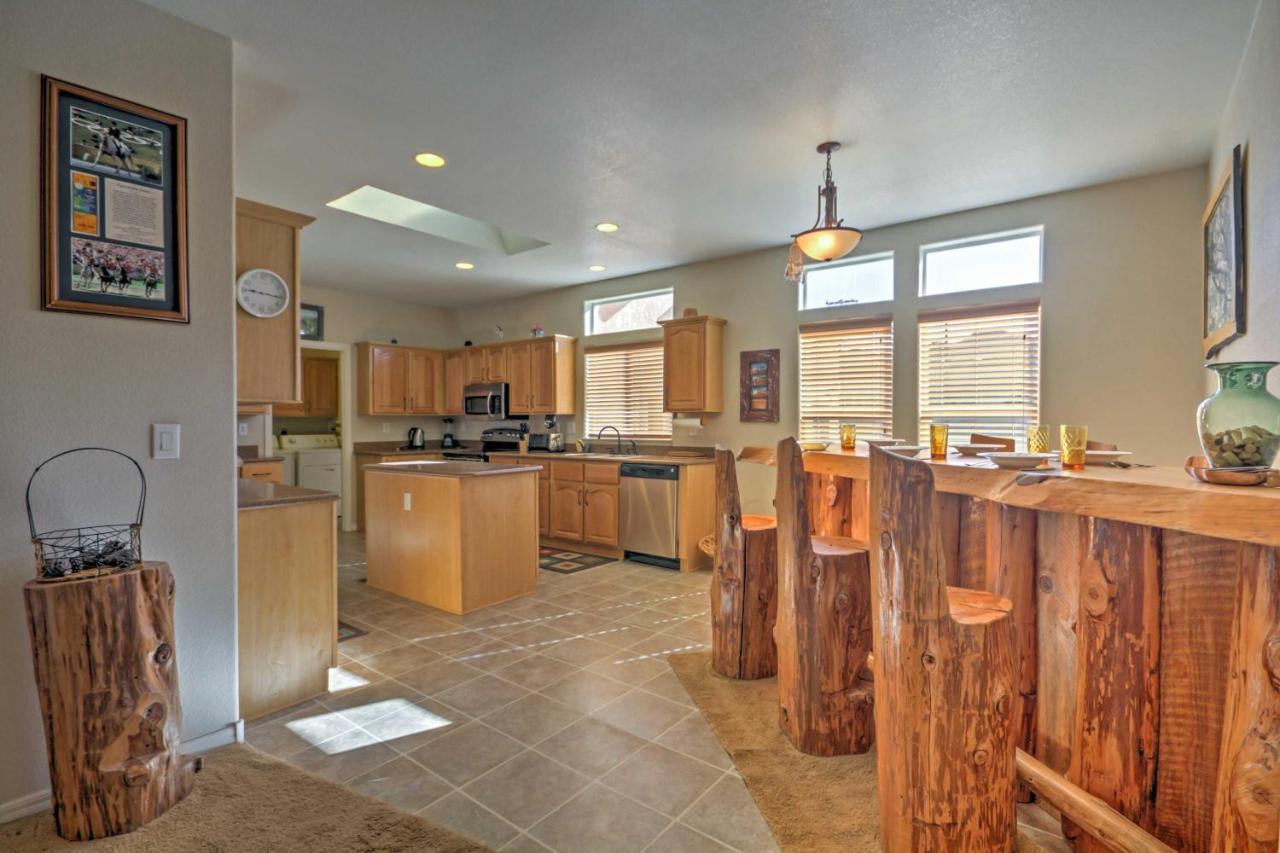Beautiful Kanab Home With Yard - Walk To Restaurants エクステリア 写真