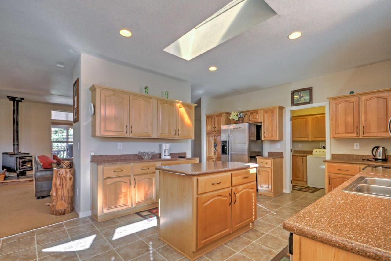 Beautiful Kanab Home With Yard - Walk To Restaurants エクステリア 写真