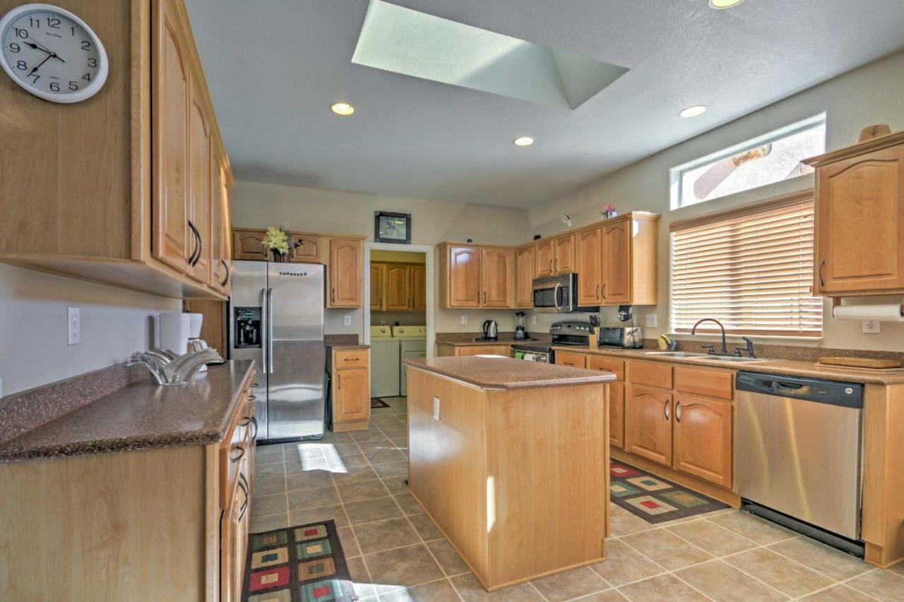 Beautiful Kanab Home With Yard - Walk To Restaurants エクステリア 写真